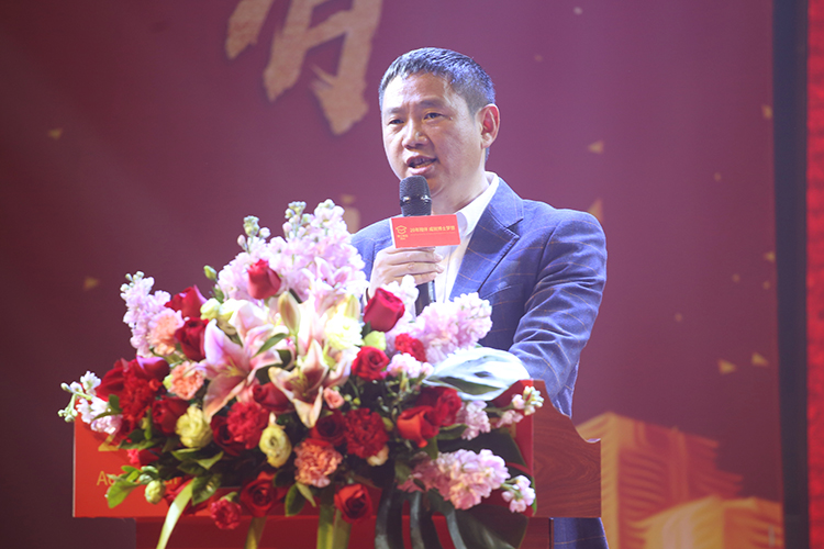 芭乐视频色版APP董事长王洪贵先生2019新年贺词，有你们，奋斗路上不孤单